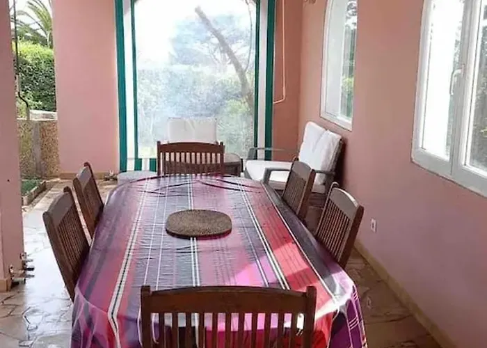 Villa Spacieuse à Avec Piscine Privée, Idéale Pour Familles *